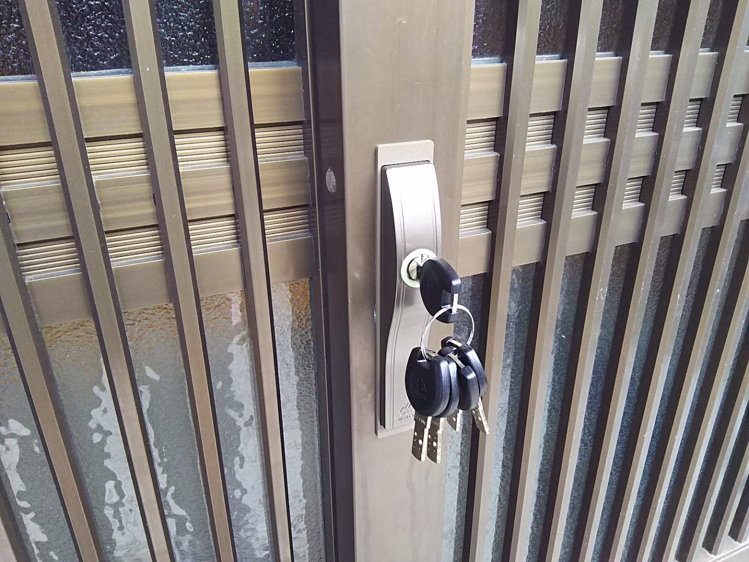 鍵紛失により松原市の一軒家の玄関引き戸の鍵交換 鍵紛失により松原市の一軒家の玄関引き戸の鍵交換